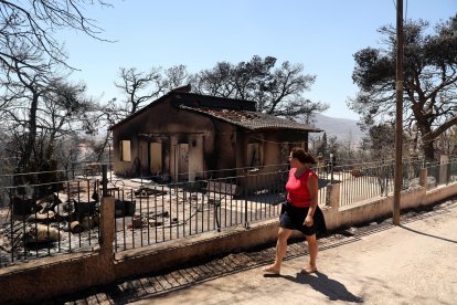 El fuego se declaró el domingo en la localidad de Varnava, a unos 40 kilómetros al norte de Atenas.