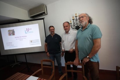 Juanjo Santano, Javier Callado y Rogelio Blanco, durante la presentación del grupo de reflexión Unidad Leonesa, en el Hotel Temple de Ponferrada