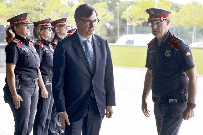 El presidente de la Generalitat, Salvador Illa, durante su primera visita oficial a la sede central de los Mossos d'Esquadra. EFE/Quique Garcia