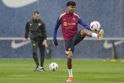 BARCELONA, 28/04/2024.- El delantero del FC Barcelona Lamine Yamal durante un entrenamiento con su equipo en la Ciudad deportiva Joan Gamper. EFE/Alejandro García