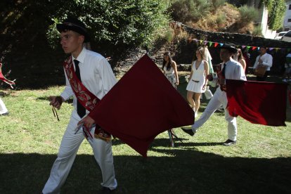 Las mejores imágenes de las danzas de Peranzanes y Chano en la Romería de Trascastro