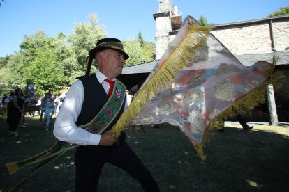 Las mejores imágenes de las danzas de Peranzanes y Chano en la Romería de Trascastro