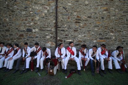 Las mejores imágenes de las danzas de Peranzanes y Chano en la Romería de Trascastro