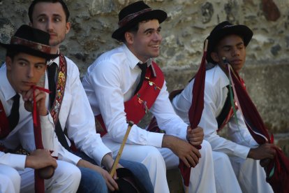 Las mejores imágenes de las danzas de Peranzanes y Chano en la Romería de Trascastro