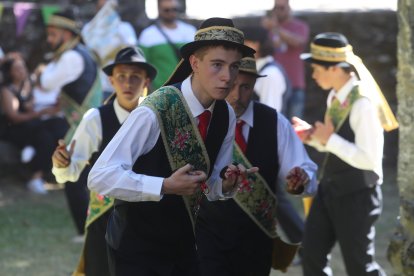 Las mejores imágenes de las danzas de Peranzanes y Chano en la Romería de Trascastro