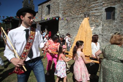 Las mejores imágenes de las danzas de Peranzanes y Chano en la Romería de Trascastro