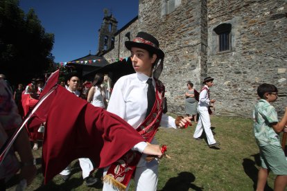 Las mejores imágenes de las danzas de Peranzanes y Chano en la Romería de Trascastro