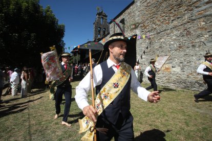 Las mejores imágenes de las danzas de Peranzanes y Chano en la Romería de Trascastro