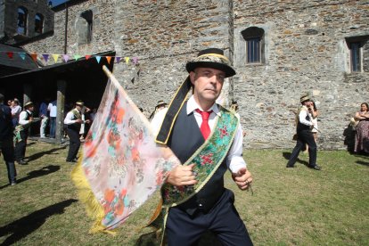 Las mejores imágenes de las danzas de Peranzanes y Chano en la Romería de Trascastro