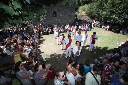 Las mejores imágenes de las danzas de Peranzanes y Chano en la Romería de Trascastro