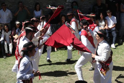 Las mejores imágenes de las danzas de Peranzanes y Chano en la Romería de Trascastro