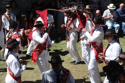 Las mejores imágenes de las danzas de Peranzanes y Chano en la Romería de Trascastro