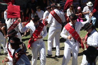 Las mejores imágenes de las danzas de Peranzanes y Chano en la Romería de Trascastro