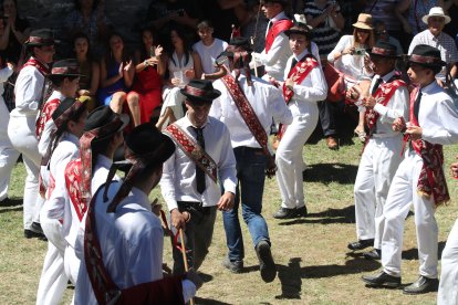 Las mejores imágenes de las danzas de Peranzanes y Chano en la Romería de Trascastro