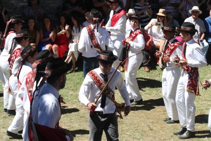 Las mejores imágenes de las danzas de Peranzanes y Chano en la Romería de Trascastro