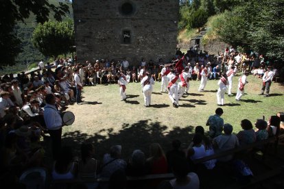 Las mejores imágenes de las danzas de Peranzanes y Chano en la Romería de Trascastro