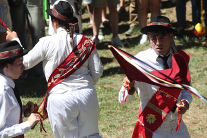 Las mejores imágenes de las danzas de Peranzanes y Chano en la Romería de Trascastro