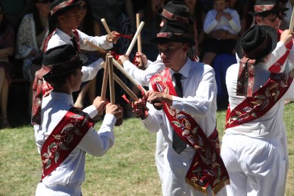 Las mejores imágenes de las danzas de Peranzanes y Chano en la Romería de Trascastro