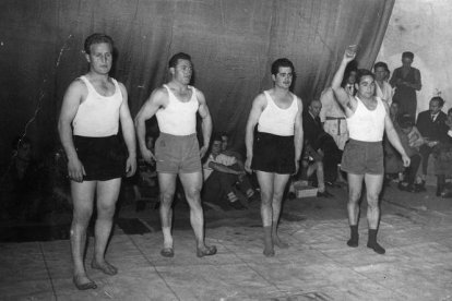 Frumencio, Felipe, Patricio y Cayo de Celis durante un corro de lucha leonesa de la época.