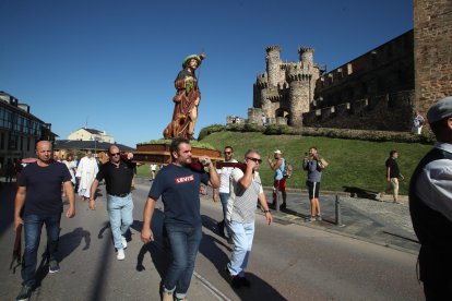 Procesión con la imagen de San Roque a su paso por el Castillo de Ponferrada.