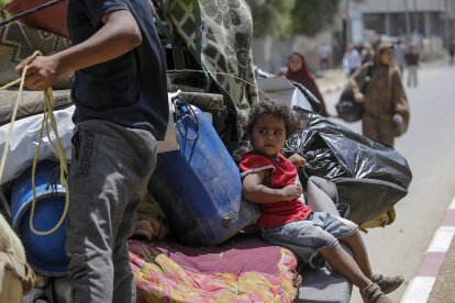 Palestinos desplazados internos huyen con sus pertenencias tras una orden de evacuación emitida por el ejército israelí, en el este de Deir Al Balah, en el centro de la Franja de Gaza, el 16 de agosto de 2024. Más de 40.000 palestinos y más de 1.400 israelíes han muerto, según el Ministerio de Salud palestino y las Fuerzas de Defensa de Israel (FDI), desde que militantes de Hamás lanzaron un ataque contra Israel desde la Franja de Gaza el 7 de octubre de 2023, y las operaciones israelíes en Gaza y Cisjordania que le siguieron. EFE/EPA/MOHAMMED SABER