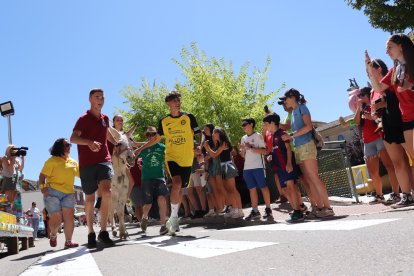 Un momento del evento, uno de los actos que más público congrega y más expectación causa en la fiestas de Boñar.