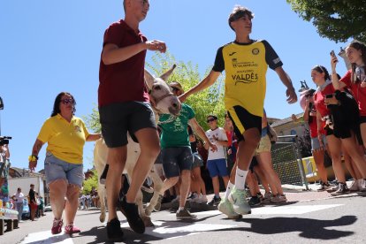 Un momento del evento, uno de los actos que más público congrega y más expectación causa en la fiestas de Boñar.