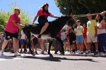 Un momento del evento, uno de los actos que más público congrega y más expectación causa en la fiestas de Boñar.