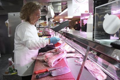 Imagen de archivo de un puesto de alimentación en un mercado de abastos. EFE/Mariam A. Montesinos