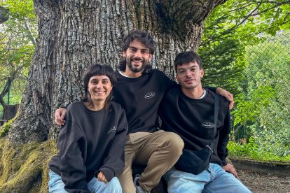 Blanca, Daniel y Rubén, en Pereda de Ancares.