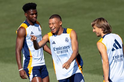 Kylian Mbappé (c) entre Aurelien Tchouameni (i) y Luka Modric (d) durante el entrenamiento de esta mañana en la Ciudad Deportiva de Valdebebas para preparar el partido de Liga del Real Madrid mañana frente al Mallorca. EFE/Daniel González