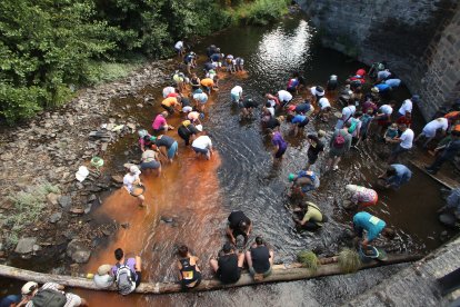 La Fundación Cultura minera de Torre del Bierzo organiza un bateo de oro en el río Tremor a su paso por Torre del Bierzo.