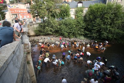 La Fundación Cultura minera de Torre del Bierzo organiza un bateo de oro en el río Tremor a su paso por Torre del Bierzo.