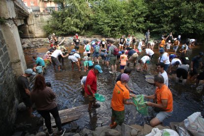 La Fundación Cultura minera de Torre del Bierzo organiza un bateo de oro en el río Tremor a su paso por Torre del Bierzo.