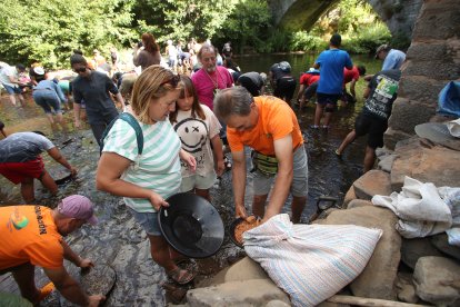 La Fundación Cultura minera de Torre del Bierzo organiza un bateo de oro en el río Tremor a su paso por Torre del Bierzo.