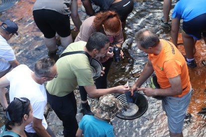 La Fundación Cultura minera de Torre del Bierzo organiza un bateo de oro en el río Tremor a su paso por Torre del Bierzo.