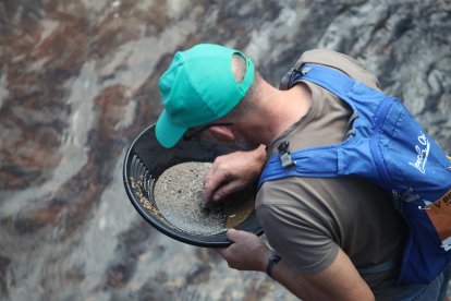 La Fundación Cultura minera de Torre del Bierzo organiza un bateo de oro en el río Tremor a su paso por Torre del Bierzo.