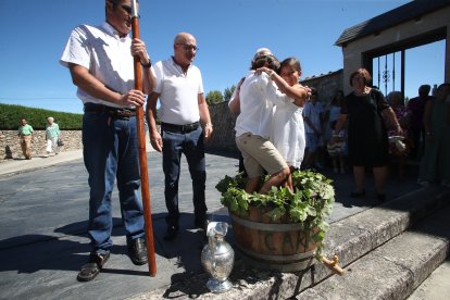 Dos niños pisaron las uvas para hacer el mosto que luego fue brindado a la patrona.