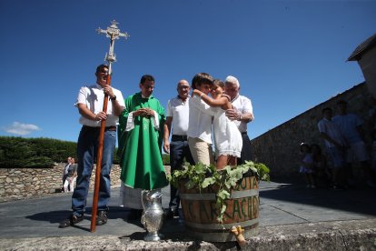 Dos niños pisaron las uvas para hacer el mosto que luego fue brindado a la patrona.