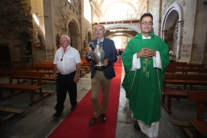 Dos niños pisaron las uvas para hacer el mosto que luego fue brindado a la patrona.