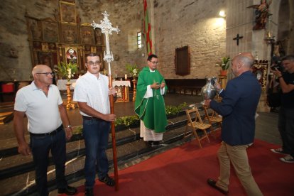 Dos niños pisaron las uvas para hacer el mosto que luego fue brindado a la patrona.