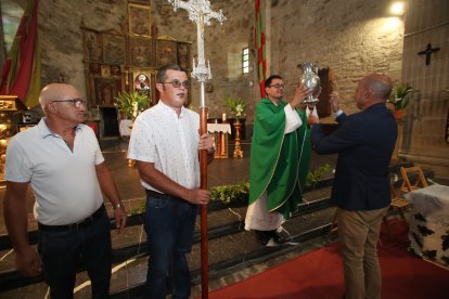 Dos niños pisaron las uvas para hacer el mosto que luego fue brindado a la patrona.