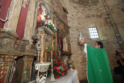 Dos niños pisaron las uvas para hacer el mosto que luego fue brindado a la patrona.