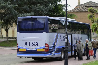 Imagen de unos usuarios del transporte a la demanda en Sahagún