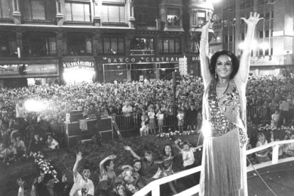 Lola Flores durante una actuación en la Plaza de Santo Domingo en las fiestas de San Juan de 1989