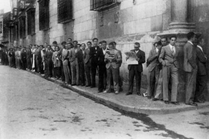 Una fila de gente esperando en el Palacio de los Guzmanes