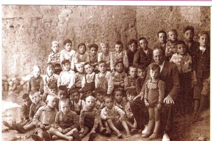 FOTOGRAFIA DEL 12 DE SEPTIEMBRE DE 1936 DE JOSE BADIOLA EN LA ESCUELA DE VILLAQUILAMBRE