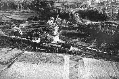 FOTOGRAFIA AEREA DE LA ESTACION DE BEMBIBRE EN SEPTIEMBRE DE 1934