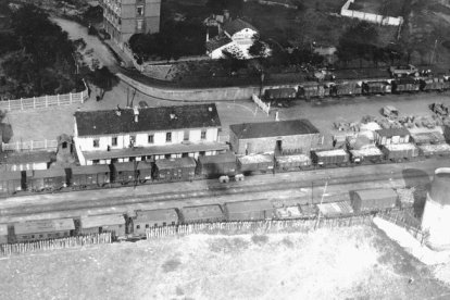 FOTOGRAFIA AEREA DE LA ESTACION DE TREN DE PONFERRADA EN SEPTIEMBRE DE 1934