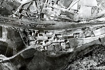 FOTOGRAFIA AEREA DE LA ESTACION DE TREN  DE BRAÑUELAS TOMADA  EN MARZO DE 1934